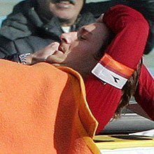 Франческо Тотти уносят с поля на носилках