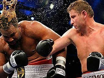 Султан Ибрагимов наносит удар Шеннону Бриггзу. Фото с сайта boxing-pics.com Султан Ибрагимов наносит удар Шеннону Бриггзу. Фото с сайта boxing-pics.com