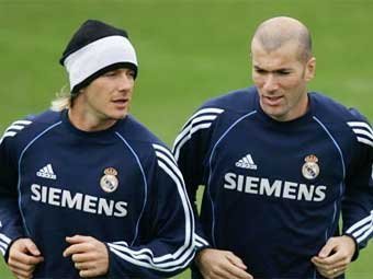 Зинедин Зидан (справа) и Дэвид Бекхэм в мадридском "Реале". Фото AFP