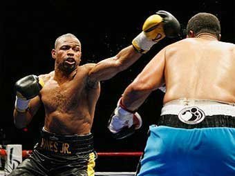 Рой Джонс (слева) в бою против Энтони Хэншо. Фото fightnews.com