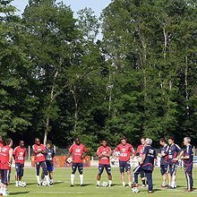 Раймон Доменек во время тренировки сборной Франции (©Getty Images)