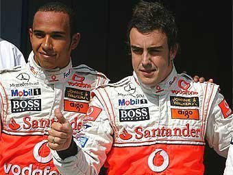 Льюис Гамильтон и Фернандо Алонсо во время Гран-при Венгрии. Фото с сайта autosport.com