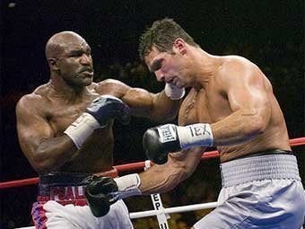Эвандер Холифилд (слева) в своем последнем бою против Лу Саварезе. Фото fightnews.com