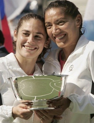 Паола СУАРЕС (справа) и Вирхиния РУАНО-ПАСКУАЛЬ с призом за победу на US Open-2004. Фото REUTERS